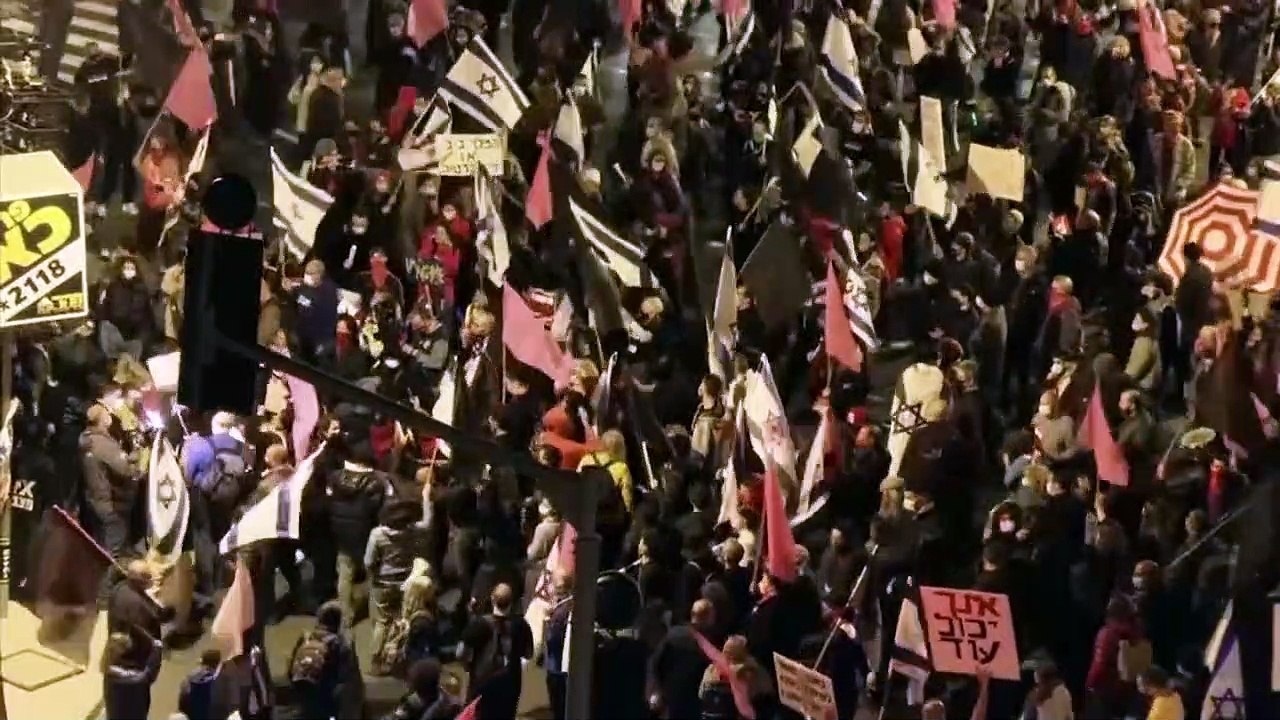 شاهد.. آلاف الإسرائيليين يتظاهرون للمطالبة باستقالة نتنياهو على خلفية اتهامات بالفساد