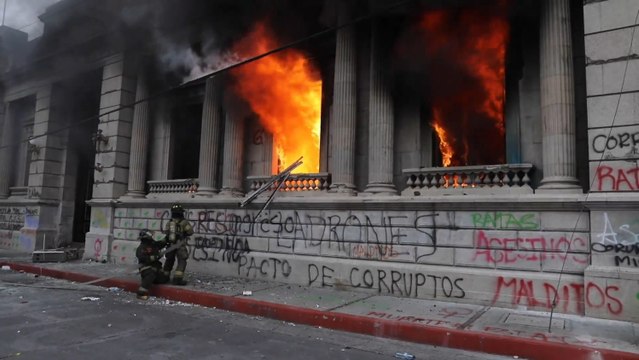 Manifestantes asaltan el Congreso de Guatemala y le prenden fuego