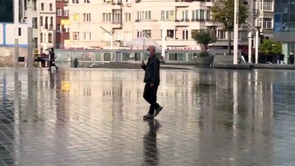 İSTANBUL - Sokağa çıkma kısıtlamasının bitmesiyle İstanbul'da hareketlilik başladı