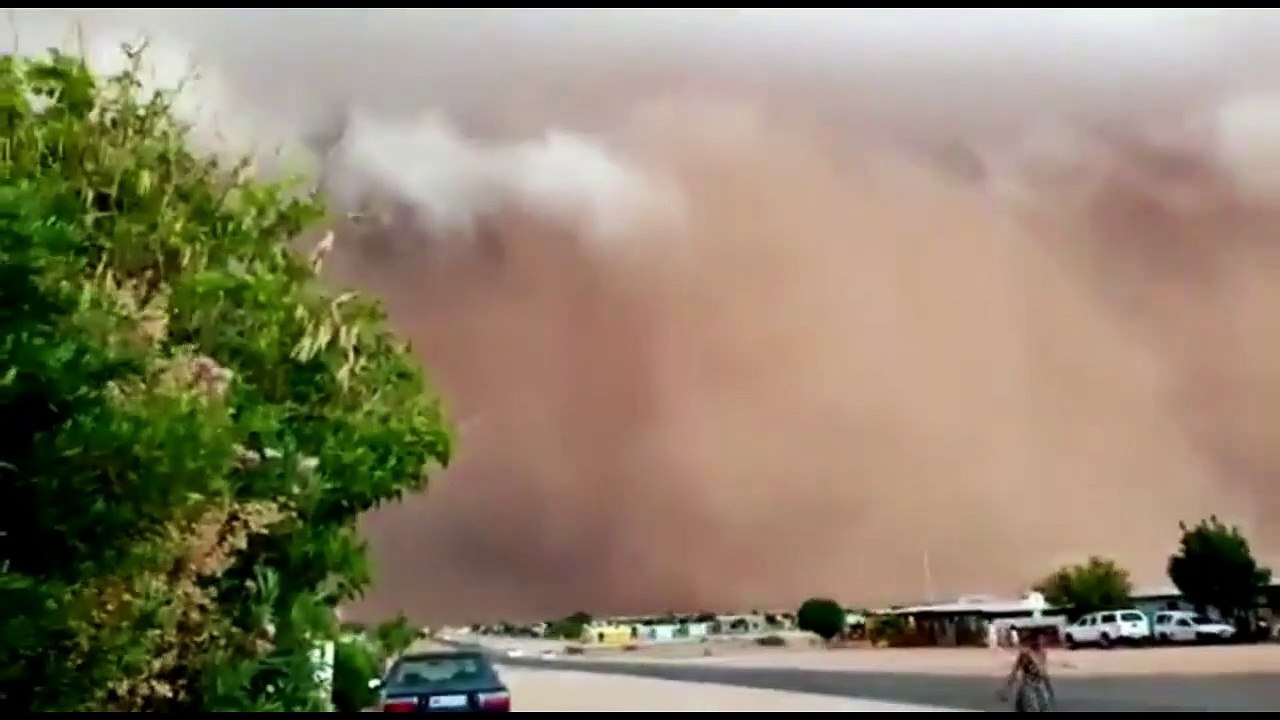 Massive dust storm threatens Upington, South Africa !