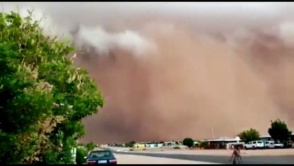 Massive dust storm threatens Upington, South Africa !
