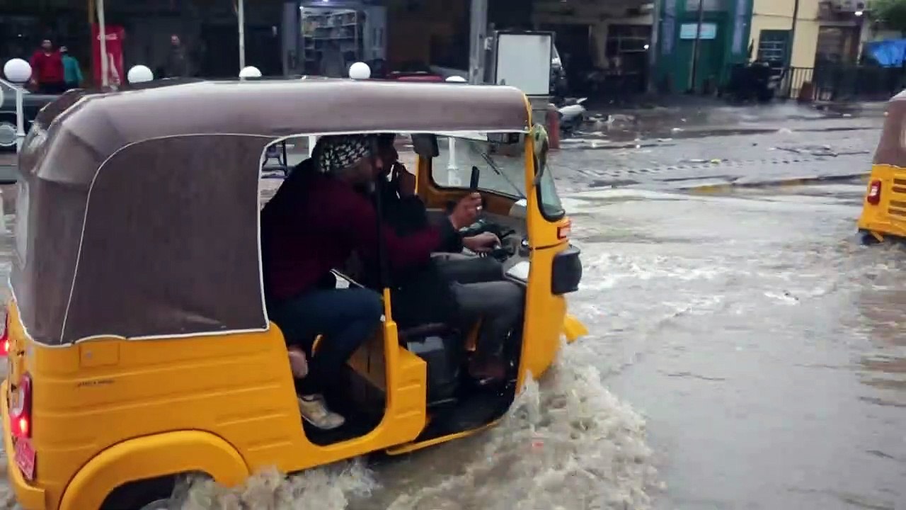 شوارع في بغداد تفيض بالمياه جراء الأمطار الغزيرة
