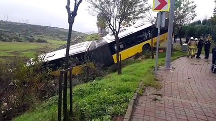 İSTANBUL - Başakşehir'de İETT otobüsü devrildi