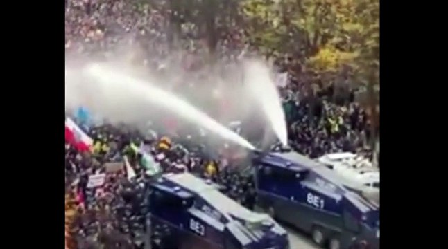 Berlín, temperaturas por debajo de 0 grados. La gente protesta contra las medidas ordenadas con la excusa del chinirus y la policía utiliza mangueras de agua
