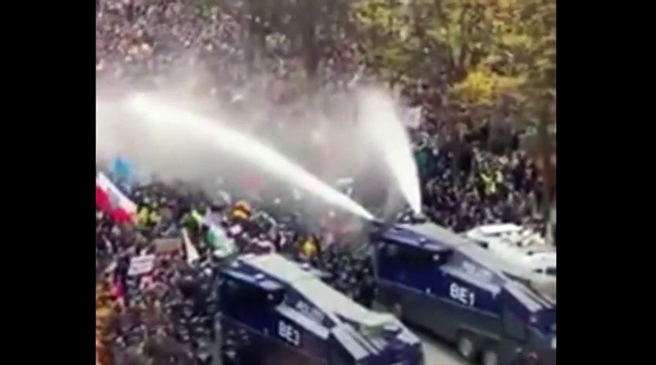 Berlín, temperaturas por debajo de 0 grados. La gente protesta contra las medidas ordenadas con la excusa del chinirus y la policía utiliza mangueras de agua