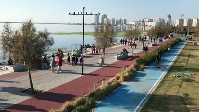 İZMİR - Sokağa çıkma kısıtlamasının sona ermesiyle hareketlilik başladı (2)