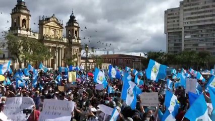 Guatemala: la contestation monte contre le président, le parlement incendié