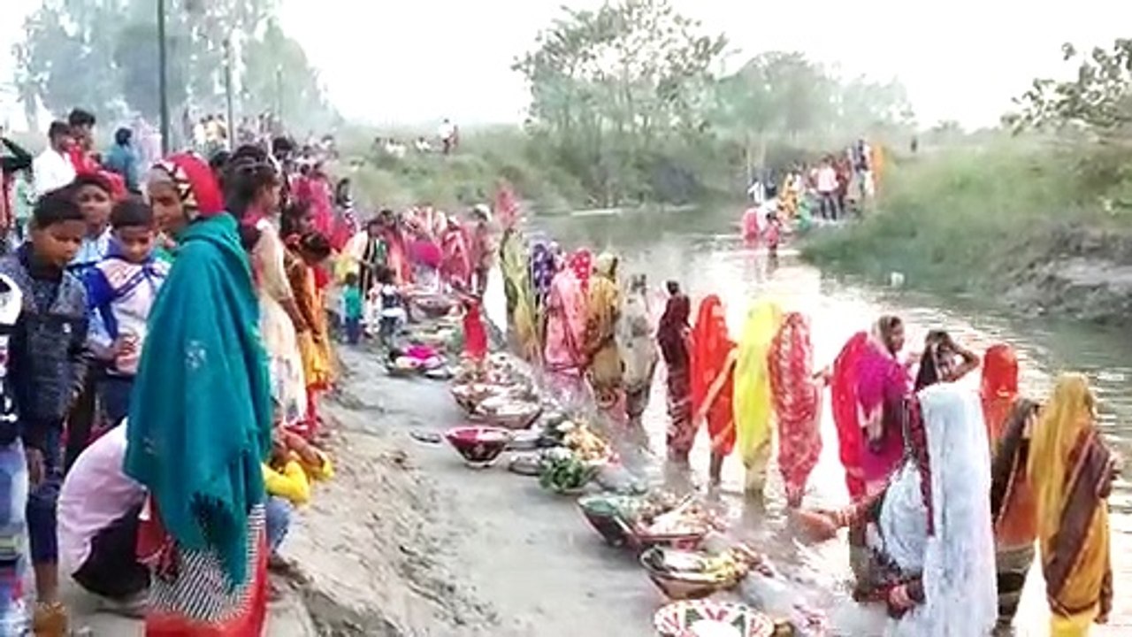 उगते सूर्य को अर्ध्य देकर पूरा किया गया छठ व्रत
