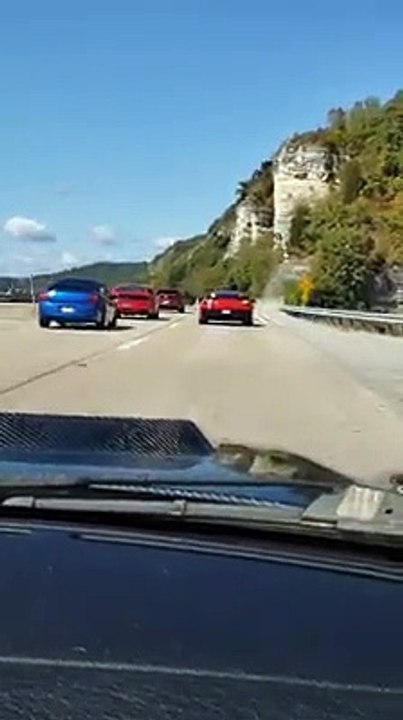 Il fait son malin avec sa Corvette mais ça ne se passe pas très bien