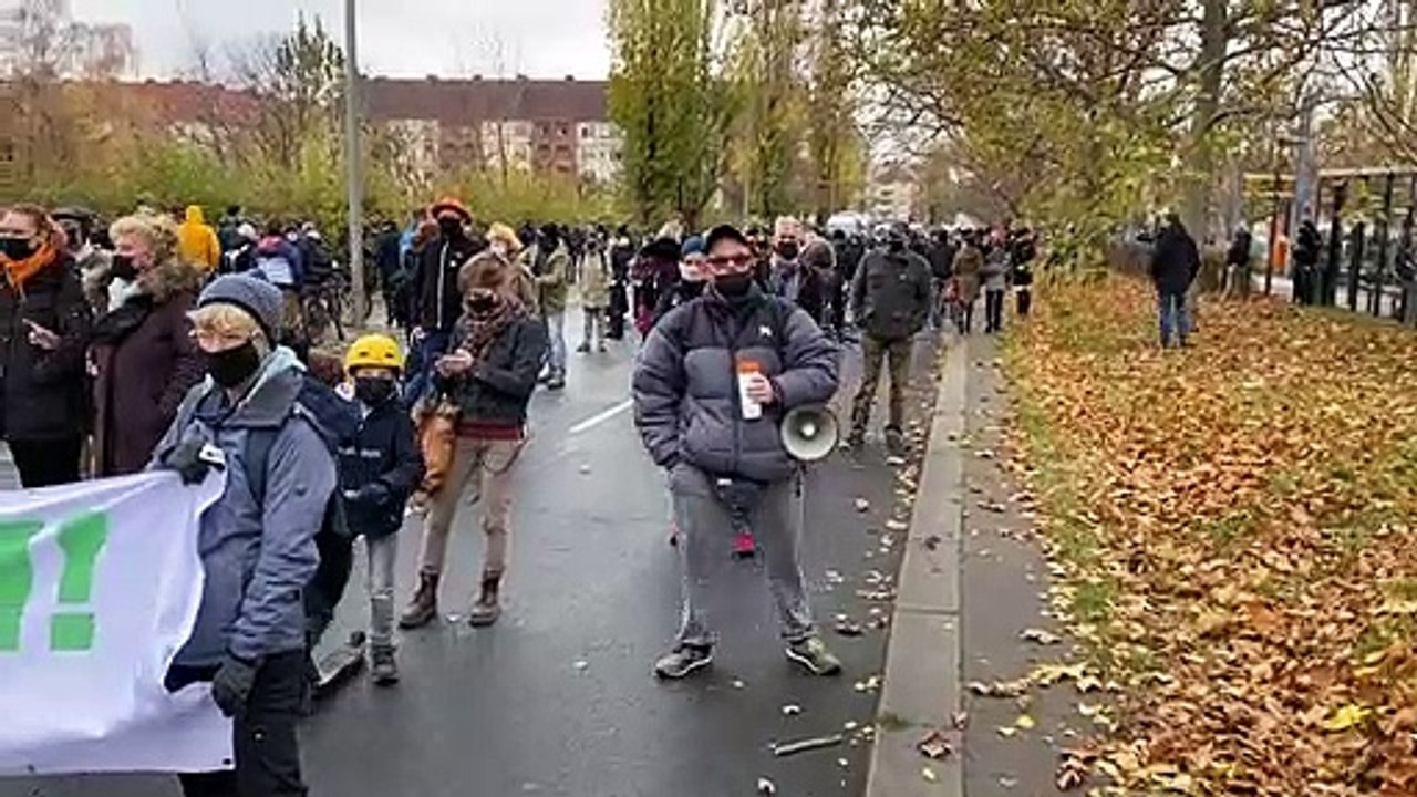 Berlin: Lautstarker Protest gegen Corona-Leugner