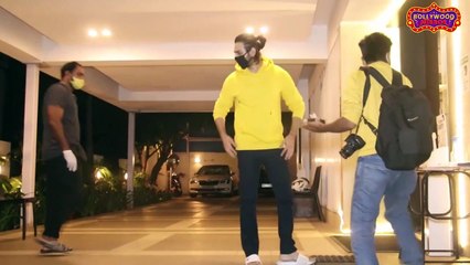 Kartik Aaryan celebrates 30th Birthday with Media outside his home