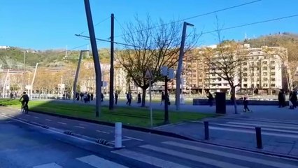 Bilbaínos pasean junto a la ría en otro domingo con restricciones