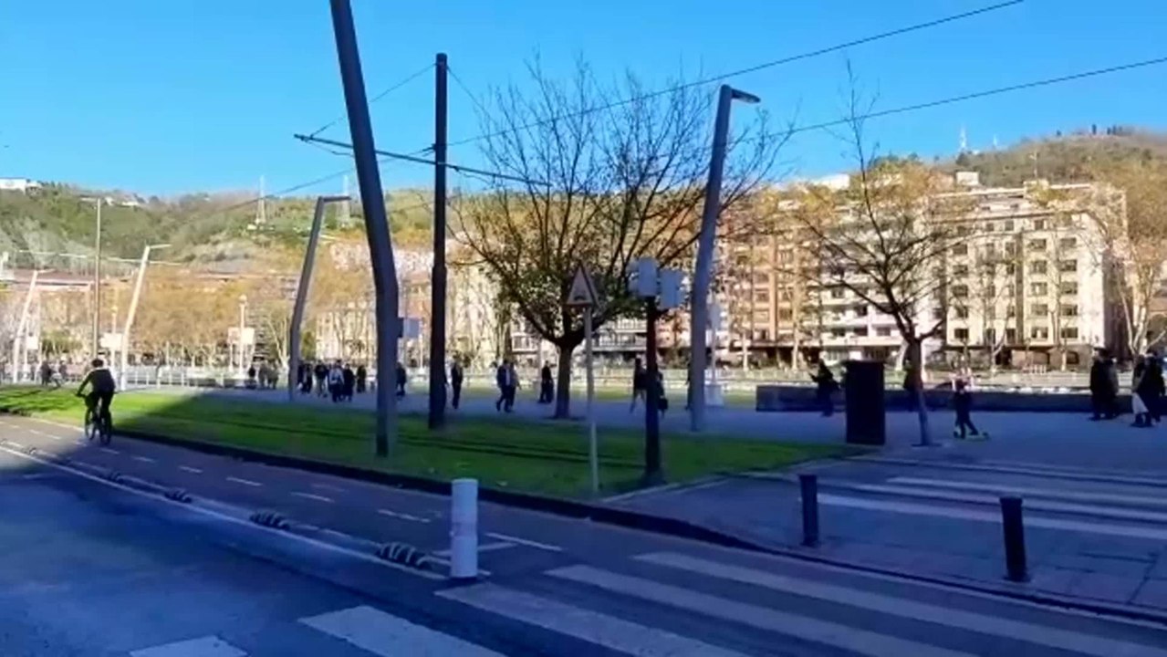 Bilbaínos pasean junto a la ría en otro domingo con restricciones