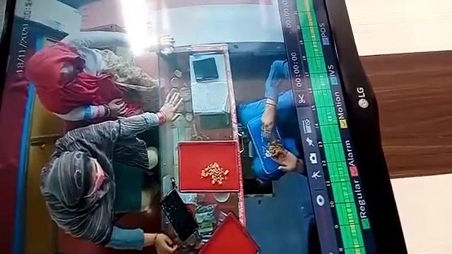 सराफ की दुकान से सोने के कुंडल लेकर महिलाएं फरार, CCTV कैमरे में चोरी की वारदात हुई कैद