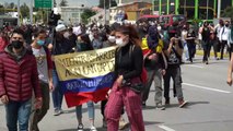 Decenas de colombianos protestan a un año de 
