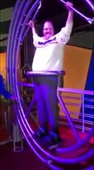 Quand tu fais ce manège attache bien ton pantalon