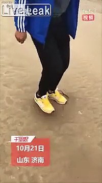 Elle s'amuse à sauter sur le sable et le transforme en sable mouvant