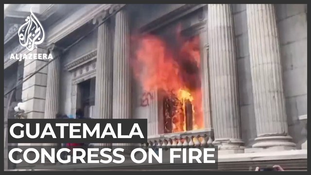 Guatemala: Hundreds of protesters storm Congress building