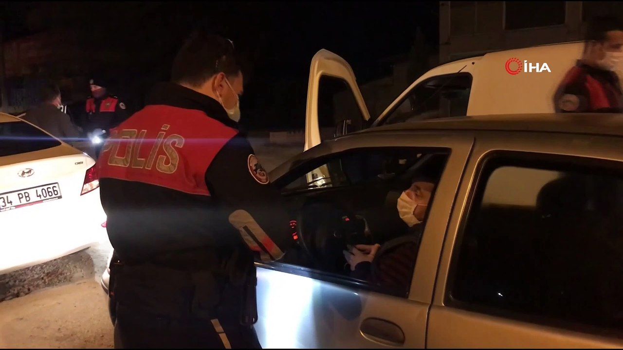 Kısıtlamada sokağa çıktı, cezayı yiyince gazetecilere tükürdü