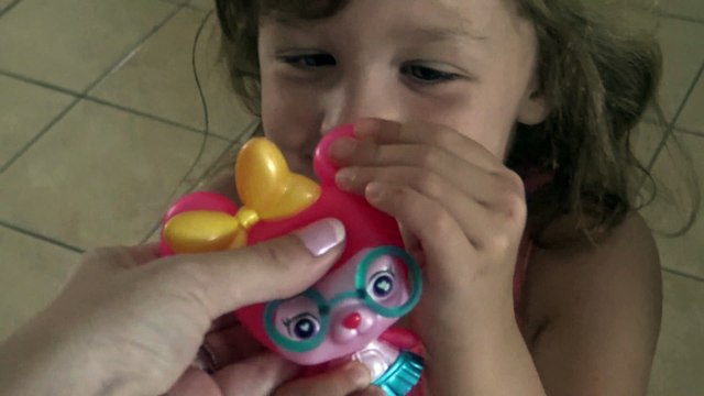 Diversão na Piscina e Brincadeiras das Princesas com Sophia Isabella e Alice Princesas Episódio (17)