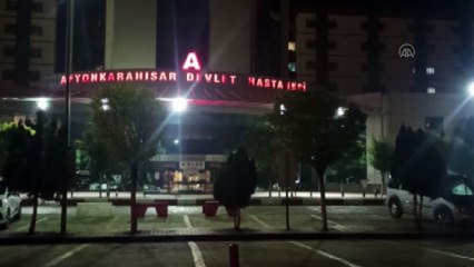 AFYONKARAHİSAR - Apartmanlarından üzerlerine şişe atılması nedeniyle çıkan kavgada yaralandılar