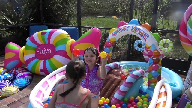 Diversão na Piscina e Brincadeiras das Princesas com Sophia Isabella e Alice Princesas Episódio (18)
