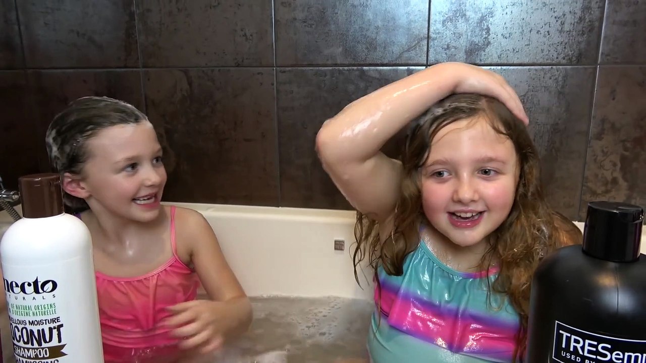 Diversão na Piscina e Brincadeiras das Princesas com Sophia Isabella e Alice Princesas Episódio  (20)