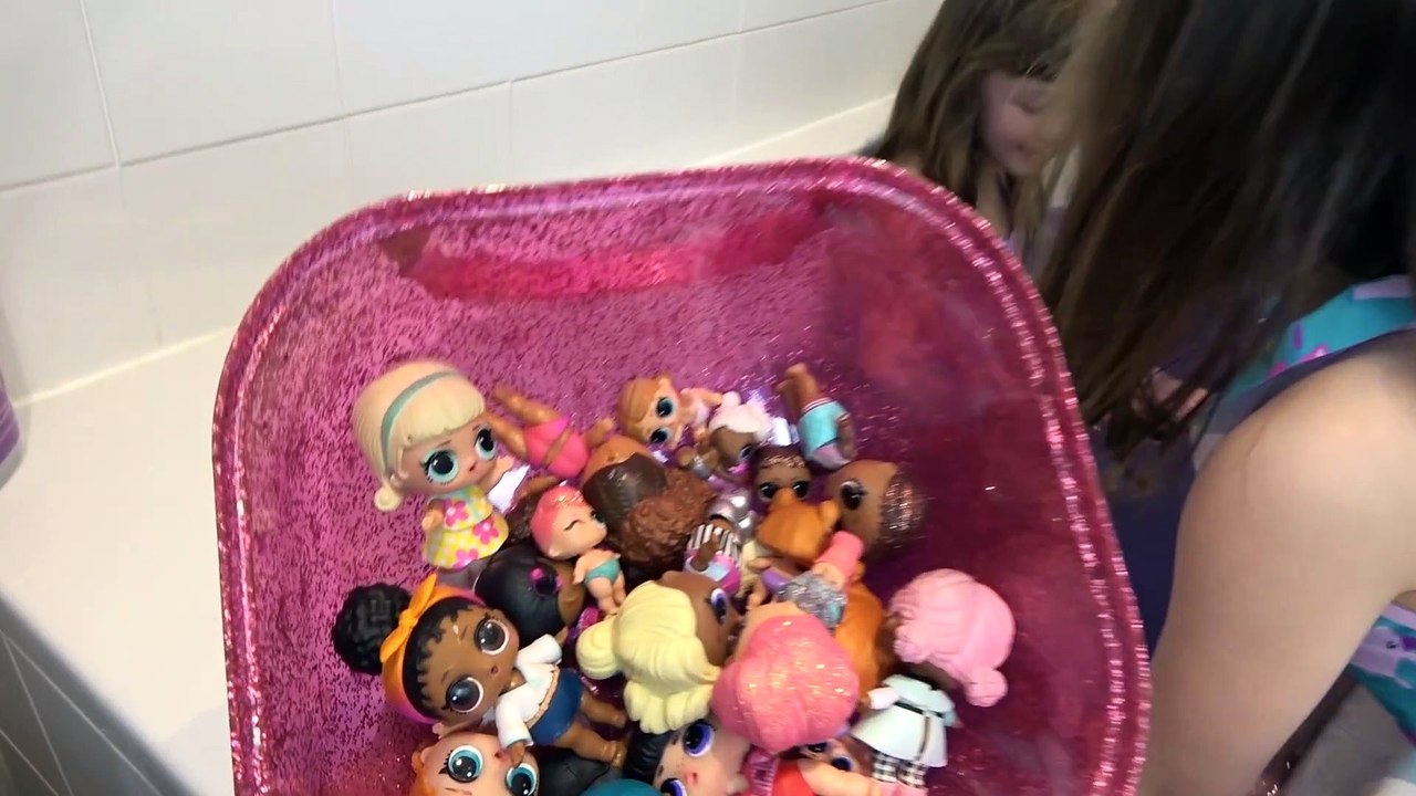 Diversão na Piscina e Brincadeiras das Princesas com Sophia Isabella e Alice Princesas Episódio  (21)
