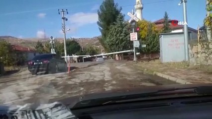 Bariyere rağmen kazaya davetiye çıkaran görüntüler
