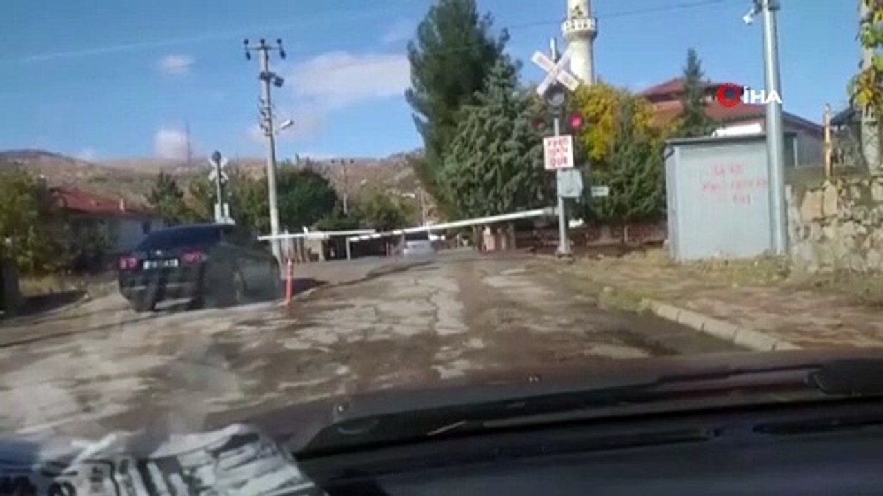 Bariyere rağmen kazaya davetiye çıkaran görüntüler