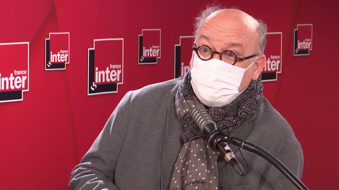 "Je réclame le droit au sourire voltairien, je m'inscris dans cette filiation qui vient du XVIIIe, réfléchir avec un sourire " (Marc Lambron)
