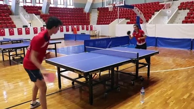 ADANA - Milli masa tenisçi Sibel Altınkaya, olimpiyat vizesi için raket sallıyor