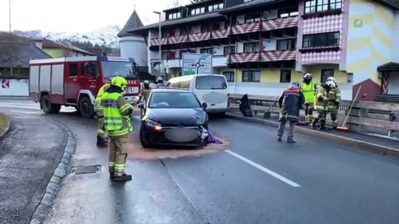 Drei Verletzte bei Kollision zweier Autos in Fieberbrunn