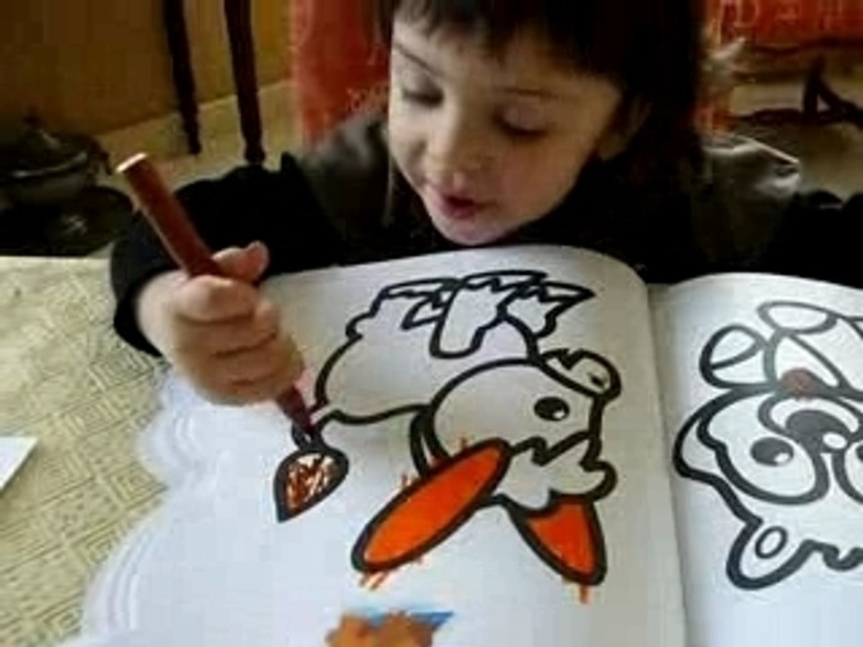 Candice fait du coloriage