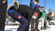 KARS - Kar yağışını fırsat bilen kayaklı koşucular antrenman için sahaya indi