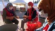 İZMİR - Yabancı öğrenciler, İzmir depremi sonrası Türk Kızılay gönüllüsü oldu