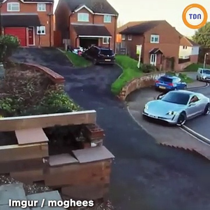 Il gare sa Porsche Taycan chez lui et ça tourne très mal...