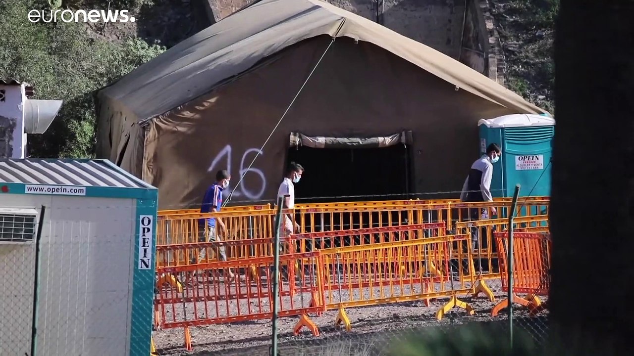 'Notlager' auf den Kanaren: Migranten sitzen auf Urlaubsinseln fest