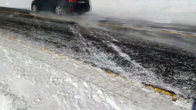 ARDAHAN - Kar ve tipi sürücülere zor anlar yaşattı