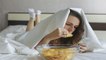 क्या आप भी बिस्तर पर बैठकर खाते हैं खाना? | Why we should not eat food on bed | Boldsky