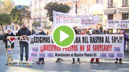 El Rastro reabre entre críticas de los vendedores por la organización