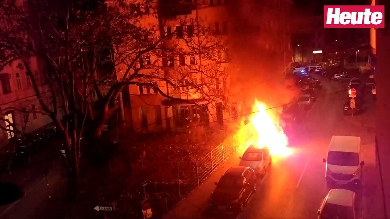 Geparktes Auto in Leopoldstadt brennt lichterloh