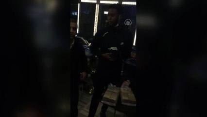 İSTANBUL - Taksisinde unutulan 300 bin avroyu sahibine teslim etti