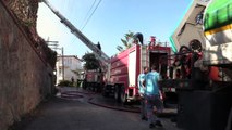 ANTALYA - Alanya'da çatı katında çıkan yangın söndürüldü