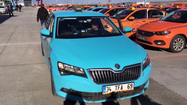 İSTANBUL - Taksisinde unutulan 300 bin avroyu sahibine teslim etti (2)