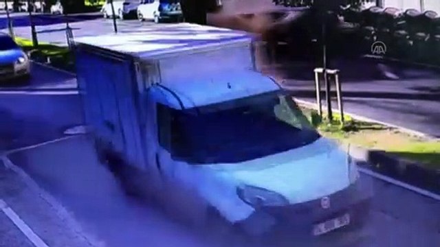 İSTANBUL - Sosyal medya fenomeni Enes Batur Sungurtekin trafik kazası geçirdi
