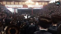 Más de 7.000 personas cantando sin mascarillas: la boda del nieto del gran rabino jasídico de Brooklyn