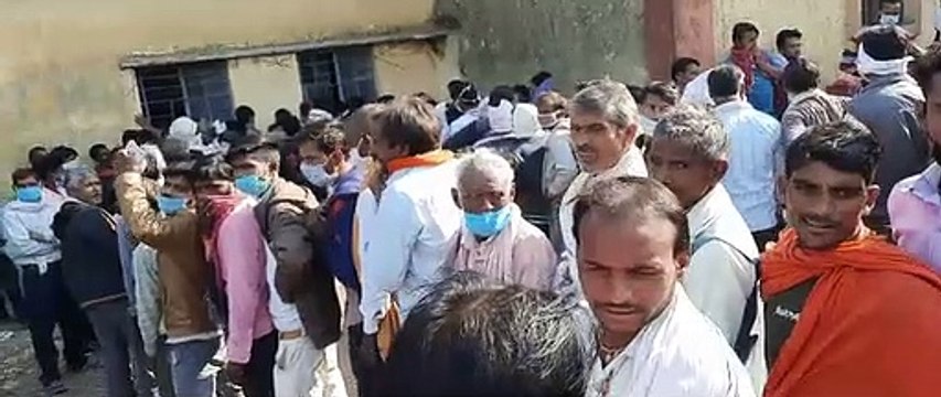 दो दिन की छुट्टी के कारण नहीं बटा खाद, सोमवार को कतार में लगे रहे किसान