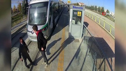 - Kendisini uyaran güvenlik görevlisini bıçakladı