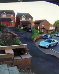 فشل في ركن السيارة وتسبب في كارثة: فيديو يكشف فعلته 